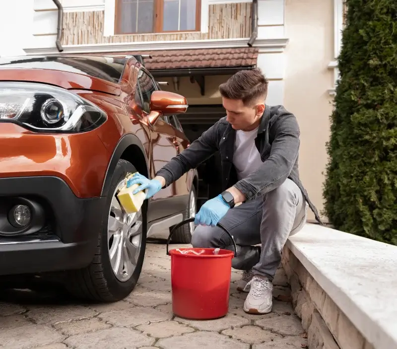 Lavage auto à domicile Coussay : professionnel intervenant sur un véhicule